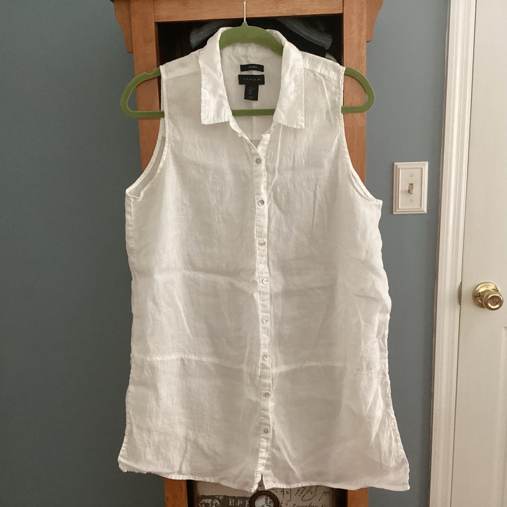 Tahari White Sleeveless Button Down Shirt